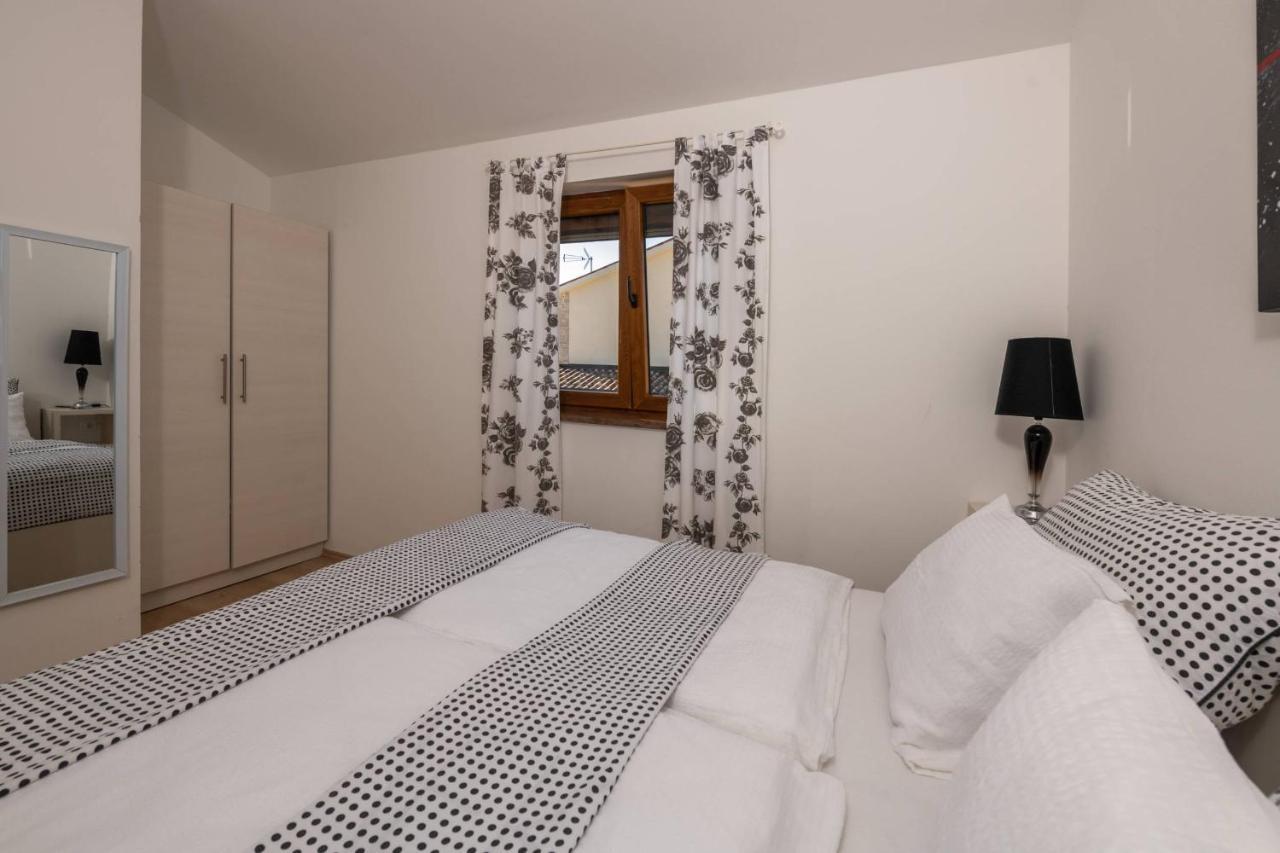 Apartmani Jana Poreč Exteriör bild